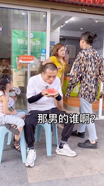 情侣吵架场面吃瓜视频,吃瓜群众围观，剧情反转引热议