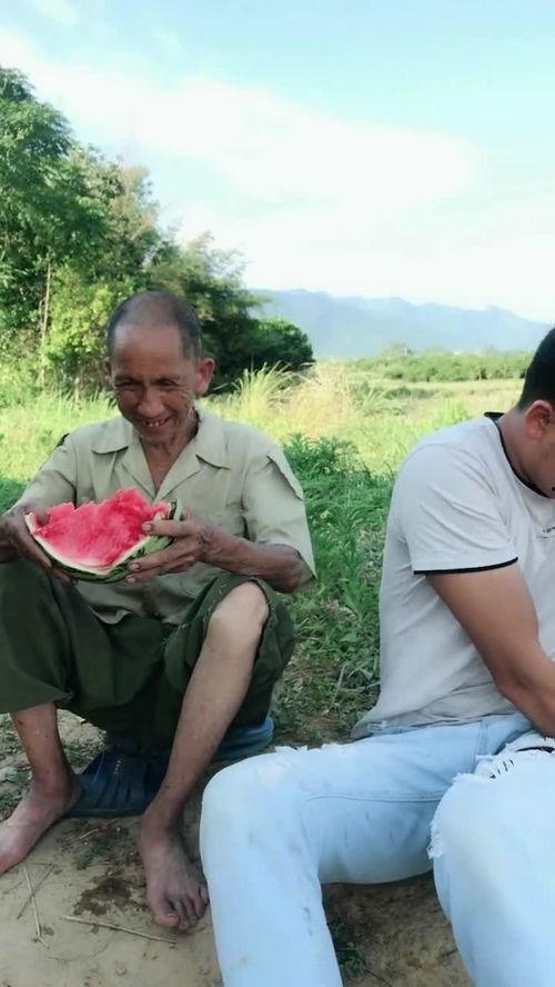 吃瓜的老爷爷视频,趣味横生，笑料百出