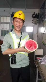 幸福的一家吃瓜视频,一家人的吃瓜时光