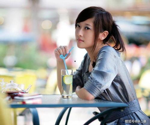 田间美女请你吃瓜视频,共赴美食盛宴