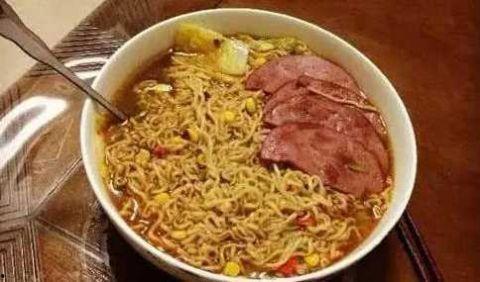 瓜仔吃方便面视频,趣味横生美食之旅