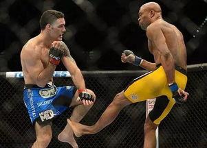 断腿男网红吃瓜视频,意外翻车引网友热议