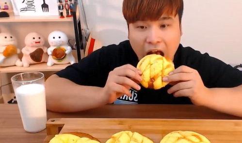 小哥吃哈密瓜视频,美味诱惑挑战极限