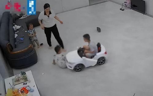 小男孩吃瓜躺地上碰瓷视频,视频走红网络引热议