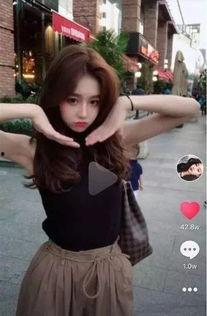 抖音网红操场吃瓜视频是真的吗,真相揭秘