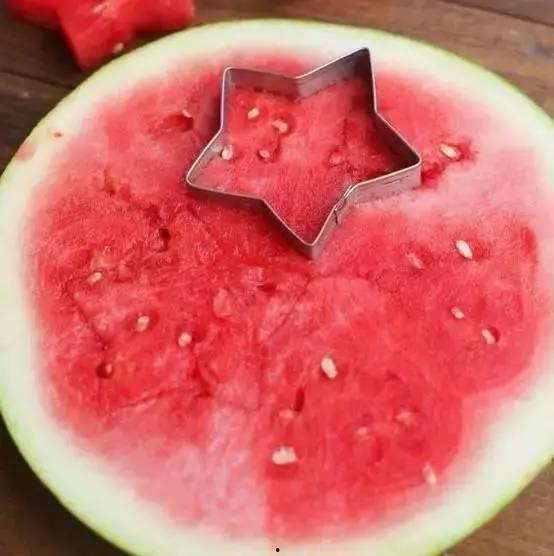 吃瓜为啥要吐籽呀视频,揭秘吃瓜吐籽的科学原理